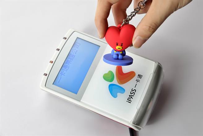 一卡通的BT21公仔底部感应器亦可作为搭车消费支付使用（一卡通公司提供／石秀华高雄传真）