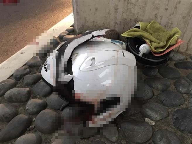 周姓騎士酒駕自摔，安全帽受重擊破裂。（民眾提供）