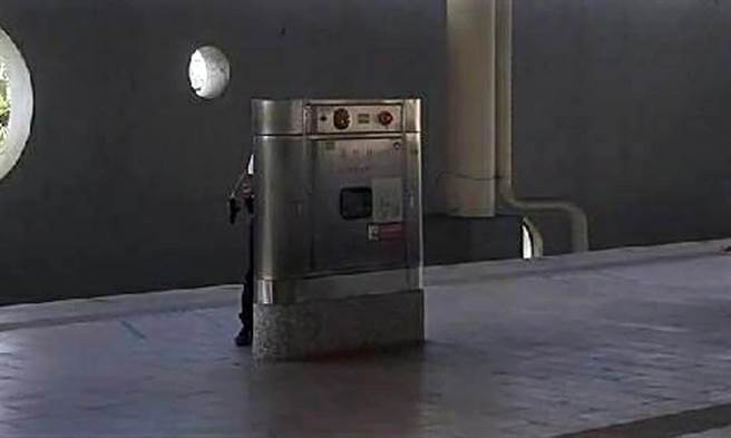 台铁站务员拿玩具枪打鸟，让乘客民眾受到惊吓。(翻摄画面)
