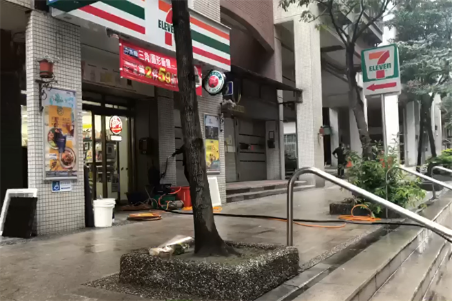 有民眾一早到事发超商献花，为蔡男哀悼。(蔡依珍摄)