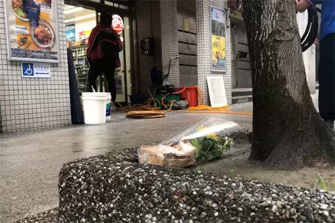 有民眾一早到事发超商献花，为蔡男哀悼。(蔡依珍摄)