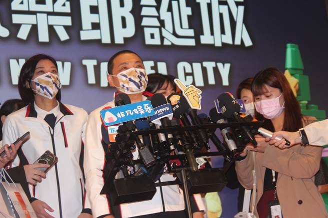 侯友宜今上午出席新北欢乐耶诞城开箱记者会表示，他现在就是新北市市长，市长最重要的工作就是把市政做好。（陈慰慈摄）