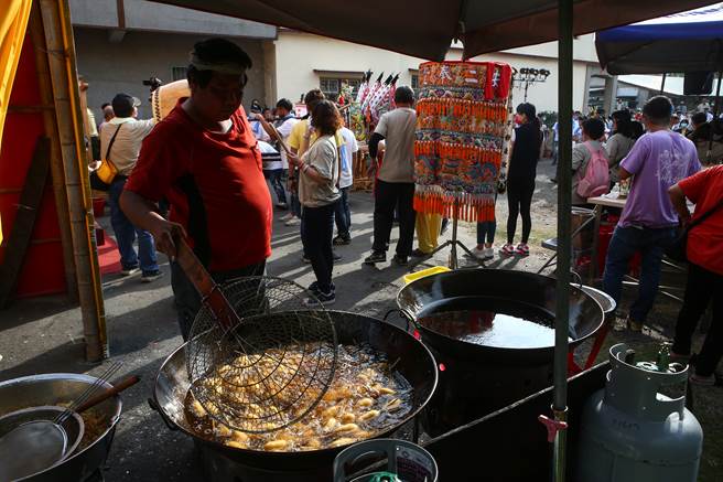 屏东县南州乡溪洲代天府「迎王平安祭典」，同安二奉堂从早到晚无限供应免费点心、炸物提供给民眾及执事信眾。（邓博仁摄）