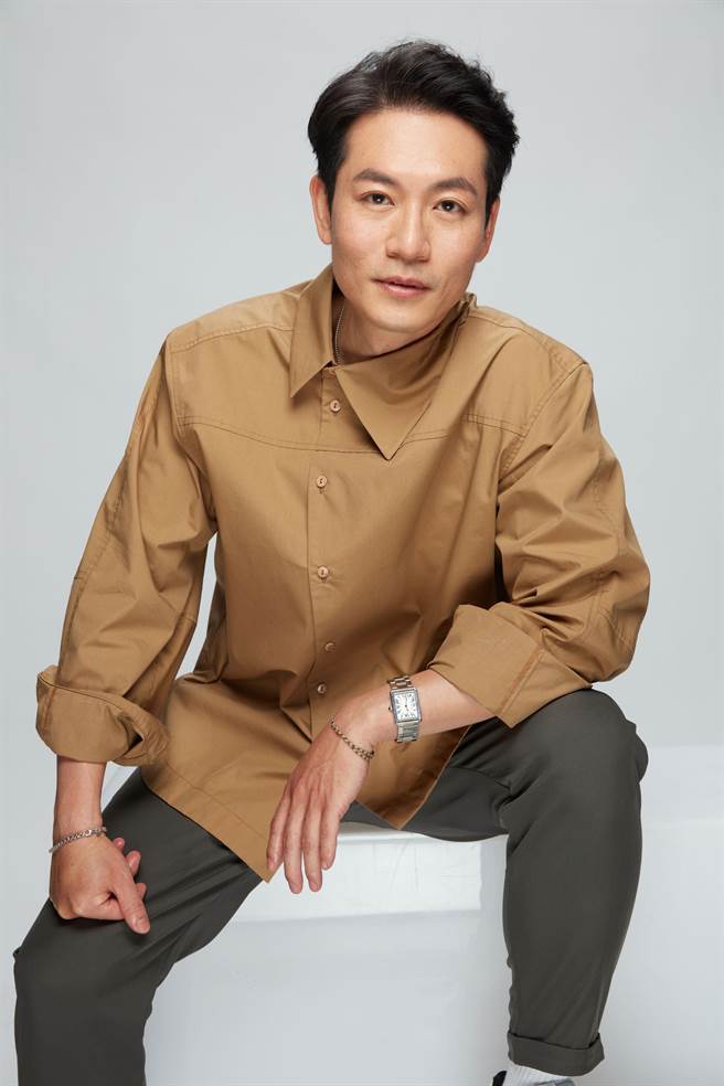 林嘉源身穿自己喜歡的大地色私服入鏡。（中天新聞提供）