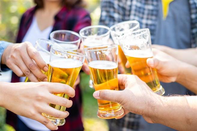 一名男子與朋友在羊肉爐喝酒，因酒醉失去理智，持安全帽不斷揮舞，不慎碰觸停放在門口轎車，正在店內喝酒的車主見狀詢問引發口角。(示意圖/shutterstock)