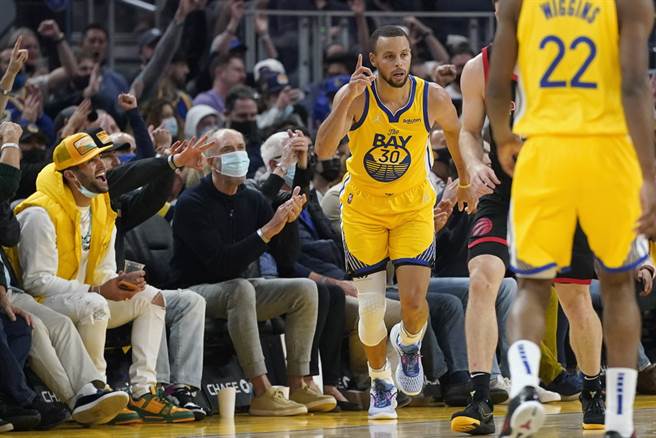 柯瑞今天手感低迷，全场投10中2，仅拿12分。(美联社)