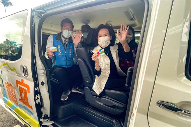 宜蘭縣長林姿妙今天坐上新購的9人座小客車，林姿妙希望新購的車輛，可以讓大眾運輸工具服務範圍擴及偏鄉，嘉惠更多的縣民。（李忠一攝）
