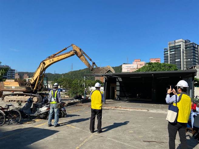 新北市地政局表示，塭仔圳一区新北大道建物延宕搬迁，经沟通后顺利拆除。（新北市地政局提供）