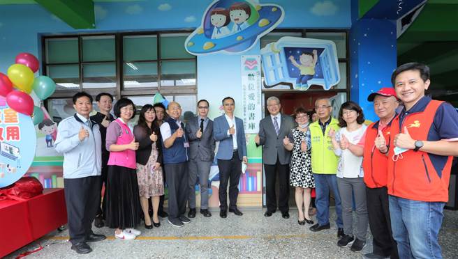 新北市教育局近期与财团法人台湾阅读文化基金会合作，在树林区育林国小设置辖内首座「数位爱的书库」，在书库内设置30台iPad、互动式电子萤幕、雷雕机等相关数位设备。（教育局提供）