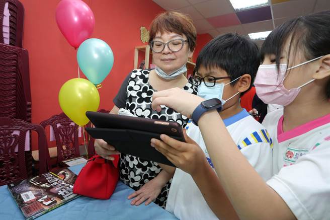 新北市教育局近期与财团法人台湾阅读文化基金会合作，在树林区育林国小设置辖内首座「数位爱的书库」，在书库内设置30台iPad、互动式电子萤幕、雷雕机等相关数位设备。（教育局提供）