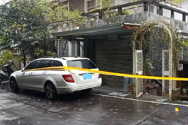 新店一名咖啡商刚送完孩子上学返家，遇枪手埋伏家门，10秒内遭开枪击毙。(叶书宏翻摄)