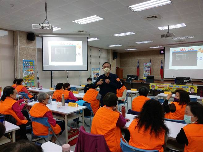 新北市政府警察局林口警分局举办志工在职训练，警察局长黄宗仁亲临会场，获在场志工以热烈掌声欢迎，获益良多。(林口分局提供)