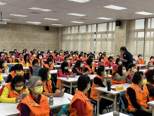 新北市政府警察局林口警分局举办志工在职训练，警察局长黄宗仁亲临会场，获在场志工以热烈掌声欢迎，获益良多。(林口分局提供)