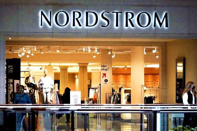 加州諾斯壯（Nordstrom）百貨公司19日晚間遭80名搶匪快閃打劫，搶匪得逞後分別搭乘25輛轎車逃逸。圖為諾斯壯百貨公司分店資料照，非新聞中主角。（資料照／美聯社）