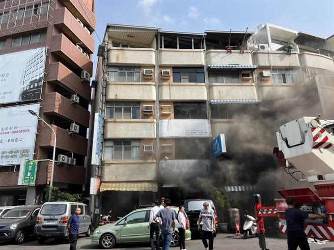 高市三民区昌裕街老旧透天民宅今午传火警，浓烟从二楼窜出，情况一度危及。（翻摄照片／石秀华高雄传真）