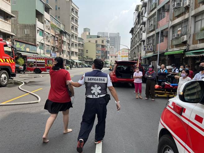 一名女住户吓到连鞋子都来不及穿，光着脚ㄚ从火场逃生。（翻摄照片／石秀华高雄传真）