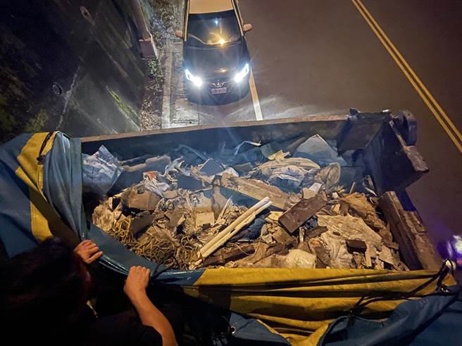 竹南分局接获民眾报案，查获大货车违法载运废弃物案。（竹南分局提供／罗浚滨苗栗传真）