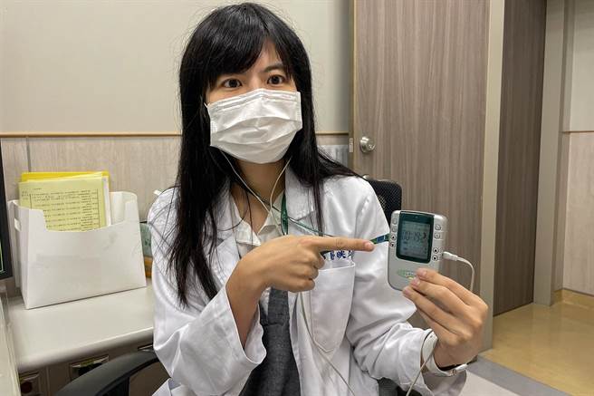 中医大新竹附医身心科医师郑映芝，示范微电流刺激。（罗浚滨摄）