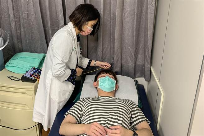 中医大新竹附医中医科医师陈亮宇，示范电针刺激。（罗浚滨摄）