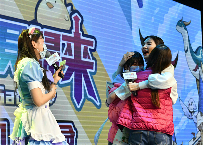 現場活動互動溫馨，獲獎玩家上台與Ella同樂。
