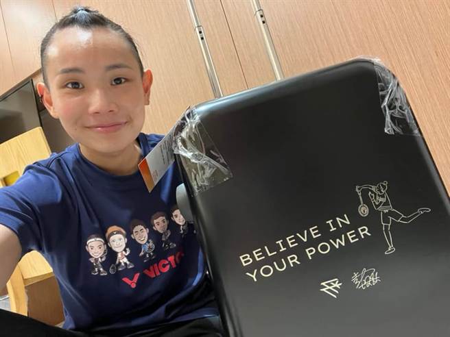 小戴与联名行李箱合照。（戴萌国际有限公司提供）