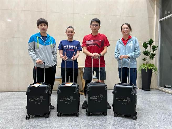 小戴与团队展示新行李箱。（戴萌国际有限公司提供）