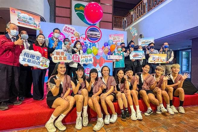 宜蘭縣政府今天宣布「五告誠意 FUN心遊蘭陽」起跑，祭出消費滿200元有機會抽中百萬名車等大獎。（李忠一攝）