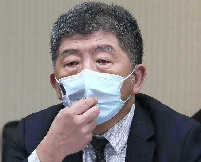 针对超商店员劝导戴口罩却遭刺死，外界关注是否弹性调整戴口罩政策，卫福部长陈时中（见图）22日出席立法院社会福利及卫生环境委员会访表示，戴口罩政策暂时不会改变，劝导戴口罩仍要以自身安全为第一考量。（赵双杰摄）