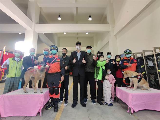 新北消防局舉行搜救犬師徒制授業儀式暨退役犬感恩活動，期勉今年通過國內IRO測驗之3隻搜救犬能接續退役搜救犬Beta服務社會的精神，不斷精進訓練並通過認證，並感謝Beta多年來的付出與辛勞。(新北消防局提供)