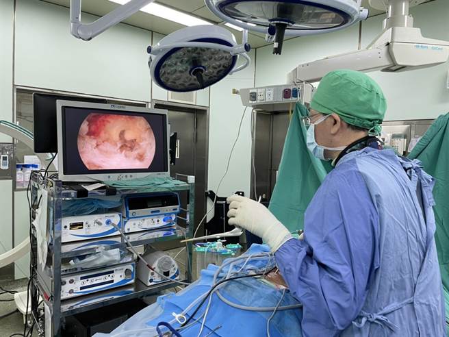 豐原醫院微創骨科主任江福財進行微創雙孔內視鏡手術。（豐原醫院提供／王文吉台中傳真）