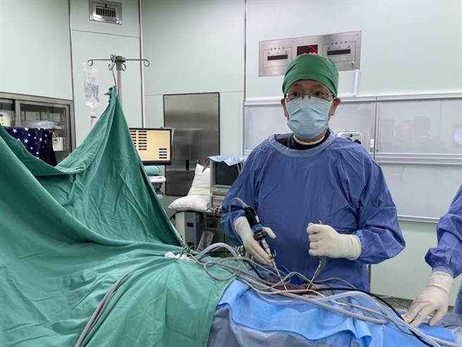 豐原醫院微創骨科主任江福財進行微創雙孔內視鏡手術。（豐原醫院提供／王文吉台中傳真）