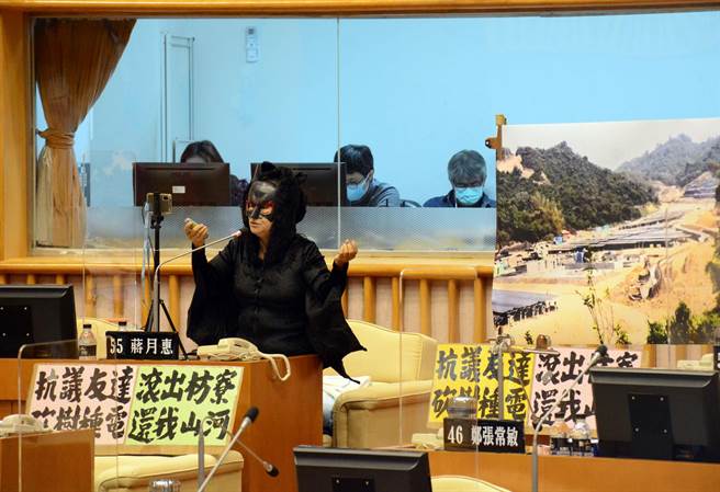 屏东县议员蒋月惠身着蝙蝠装质询两岸问题。(林和生摄)