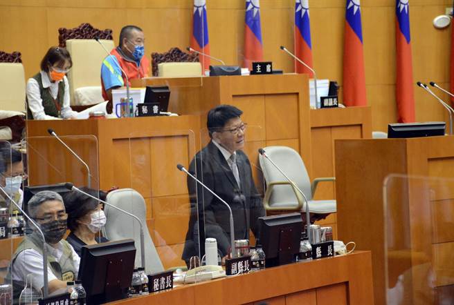 被问到两岸问题，屏东县长潘孟安(右)语气坚定强调，我会上战场。(林和生摄)