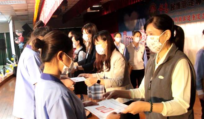 台南市敏惠医护管理专科学校22日举行长期照顾与健康促进管理科「授证受服成年礼」。（敏惠医护管理专科学校提供／张毓翎台南传真）