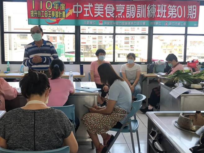 新竹市總工會辦理的「中式美食烹調訓練班」因受疫情警戒影響，54個小時的訓練時數，教學期間長達5個月，30位學員的結訓證書得來更是珍貴且不易。（陳育賢攝）