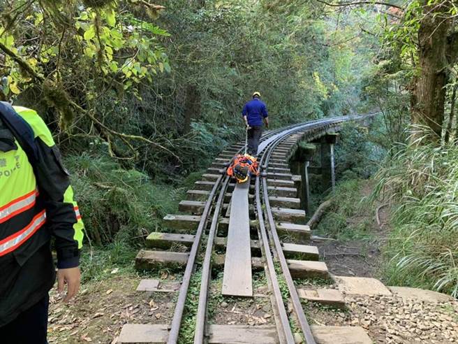 阿里山眠月線今又傳登山客受傷事件，已是1個月內第4起。（嘉義縣消防局提供∕呂妍庭嘉義傳真）
