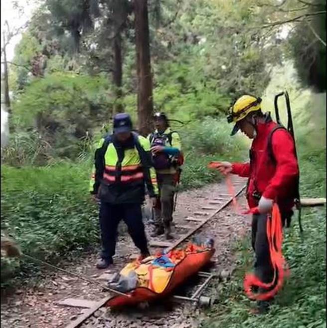 阿里山眠月線今又傳登山客受傷事件，已是1個月內第4起。（嘉義縣消防局提供∕呂妍庭嘉義傳真）
