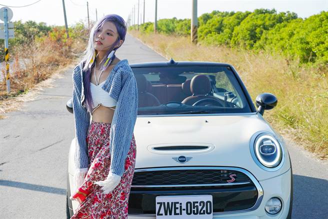 夏子薇推出新歌〈自由旅行〉。（薇波爐工作室提供）