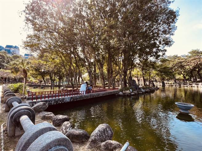 公园近期治安犯罪频传人心惶惶，全台中仅13个公园有装设监视器，许多看不见的角落隐藏治安危机。(陈世宗摄)