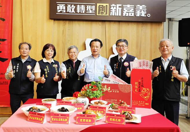 嘉义县「年菜送暖，温馨我嘉」活动，明年迈向第10年，在7个单位暖心赞助下，预计明年农历过年前将送出1500分年菜和800元红包，另嘉邑行善团加码赠每户一分600元年节红包。（吕妍庭摄）