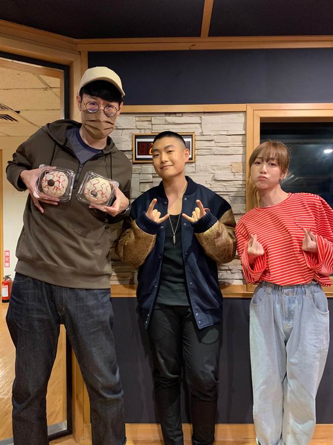 LEE(中)拜訪飛碟電台，左右分別為DJ馬克、瑪麗。（環球音樂提供）