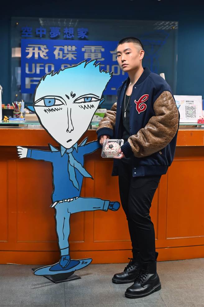 LEE拜訪飛碟電台，送上眼球麵包。（環球音樂提供）