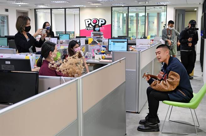 LEE拜訪POP radio，現場彈唱〈荒島〉展現功力。（環球音樂提供）