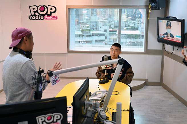 LEE突襲電台現場，擔任快閃DJ介紹〈荒島〉。（環球音樂提供）