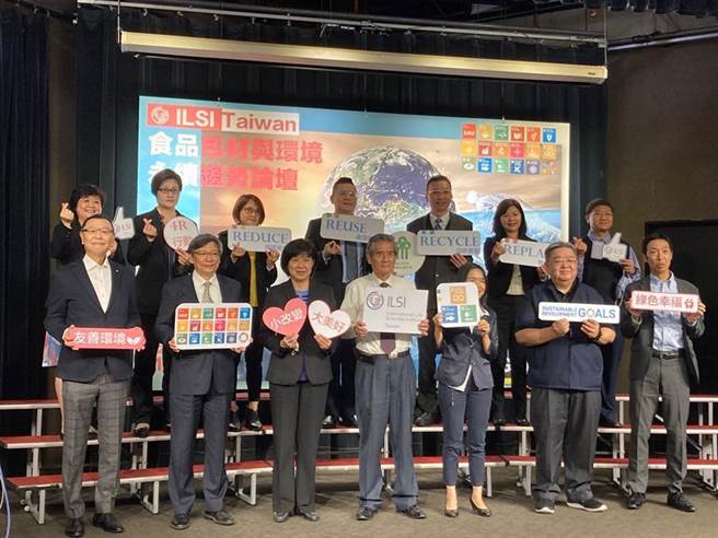 黑松董座张斌堂(前排左二）参与环境永续论坛。（图／李丽满）

