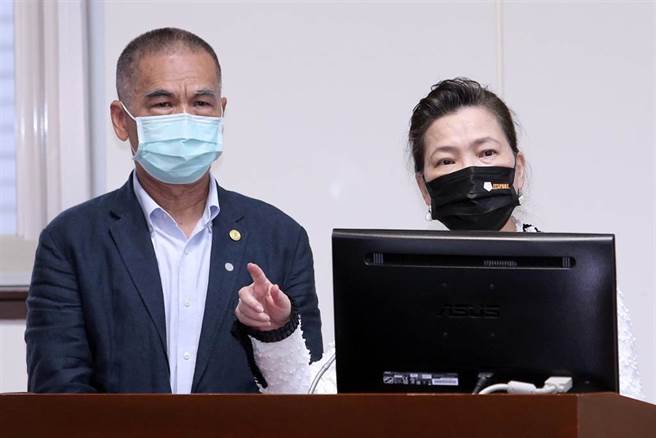 经济部长王美花（右）、台湾中油总经理兼代理董事长李顺钦（左）在立法院答询。（黄世麒摄）