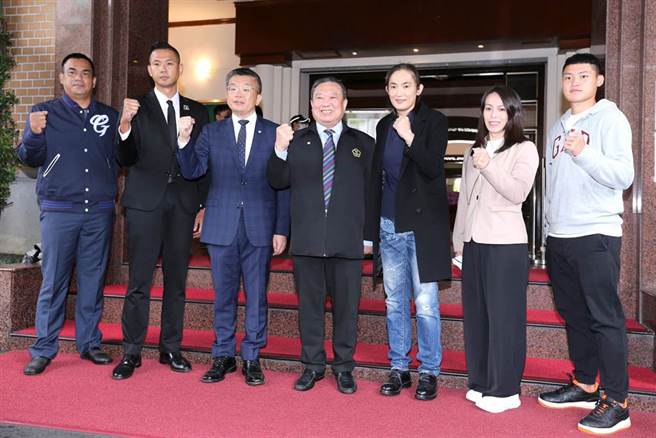 中華奧會主席林鴻道（中）與身兼中華職棒會長的立法院副院長蔡其昌（左三）22日與東奧男子團體射箭銀牌選手湯智鈞（右起）、舉重金牌選手郭婞淳、T1聯盟會長錢薇娟、職籃聯盟「P. LEAGUE＋」執行長陳建州、中職富邦悍將副領隊陳金鋒等體育界人士一同拜會朝野黨團，為體育界請命。（黃世麒攝）
