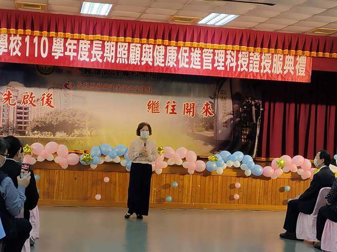 教育部技术及职业教育司长杨玉惠今天南下见证典礼。（张毓翎摄）