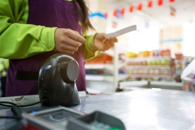 有网友好奇，30岁后仍在超商打工的是什么心态？内行人揭薪资福利，竟打爆一堆传产。(示意图/达志影像)