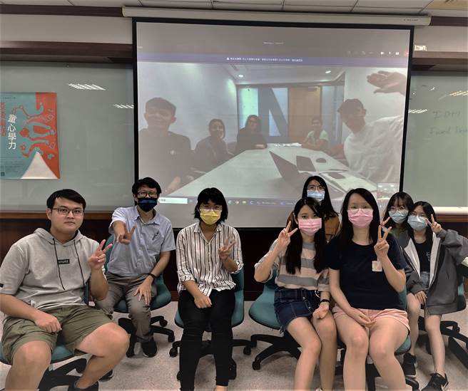 后疫情时期，义守大学创设系学生与英国诺丁汉学生共组讨论会。（义守大学提供／林瑞益高雄传真）